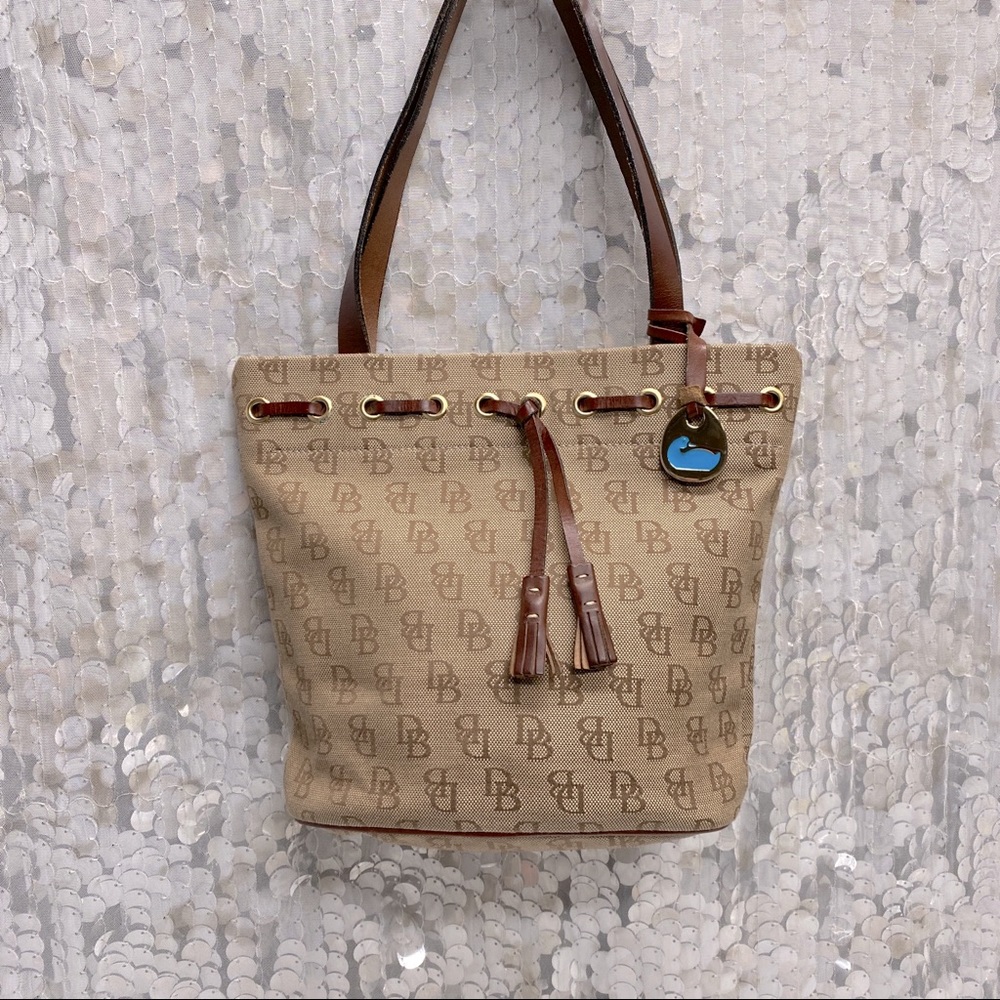 Tassel bucket bag
